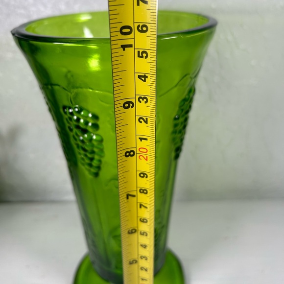 VTG Indiana Glass Co Green Glass Grape Pattern Tall 10” Mid Century Glass Vase - Picture 11 of 12